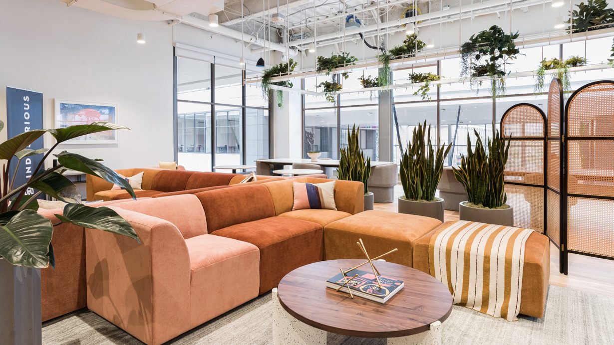 The location has informal common areas, ideal for taking a break or brainstorming.