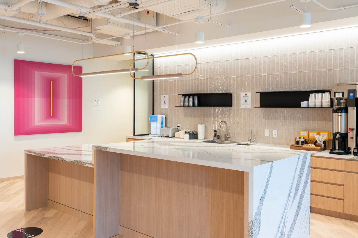 Members can enjoy complimentary breakfast, coffee, and snacks in the café each day.