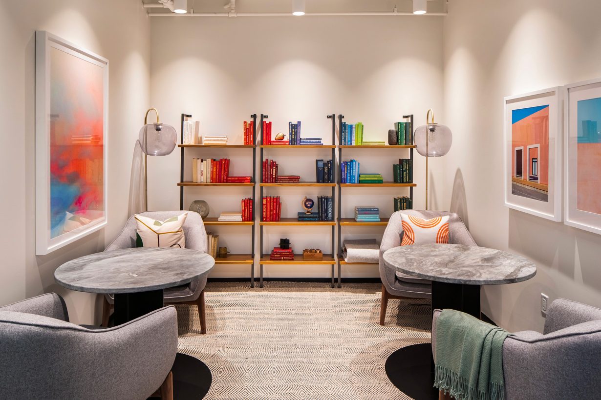 Members can take a break, network, or hold casual meetings in the location’s various common areas.